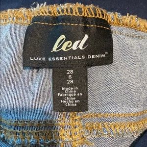 Skinny leg maternity jeans- size 28